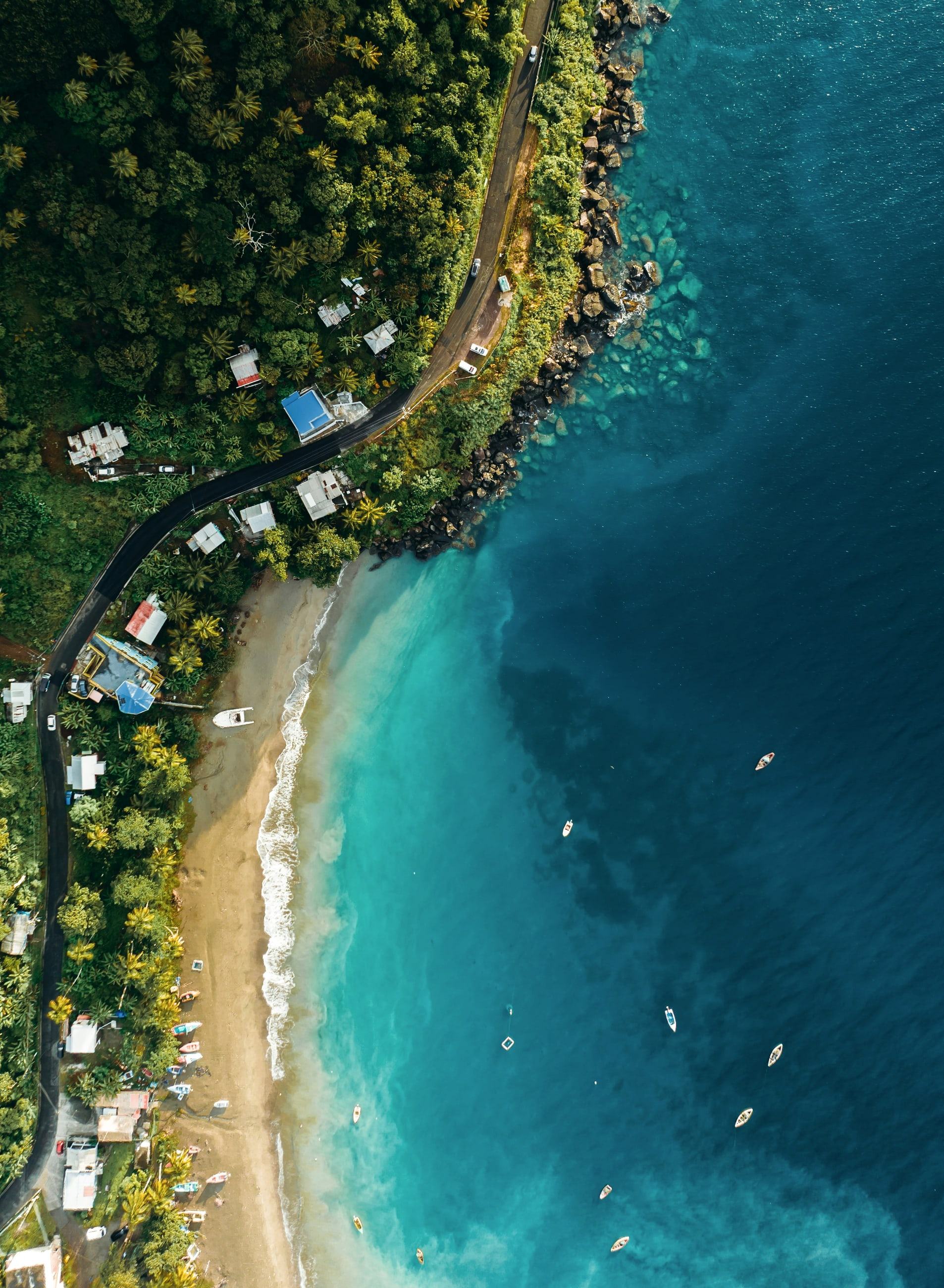 La baie vue du ciel, sable clair et eau turquoise